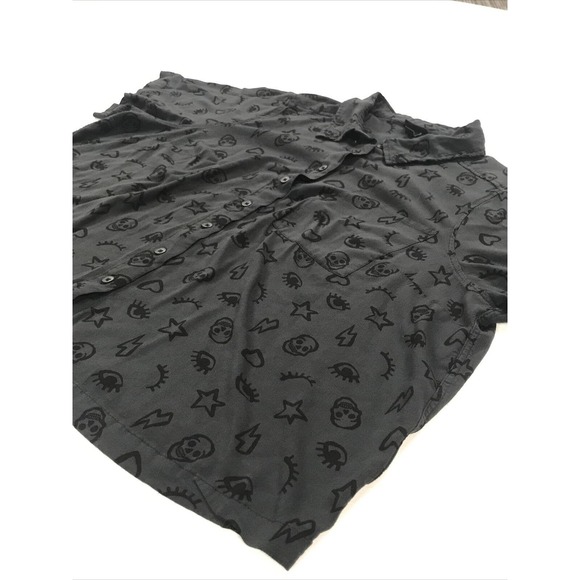 Torrid Gray Button Up Skulls Heart Star Boxy Crop Halloween Short Sleeve Sz 2 2x - Picture 2 of 7